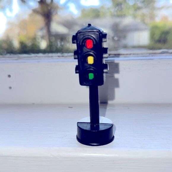 Vintage plastic old fashioned stoplight cake topper or toy - Picture 1 of 7